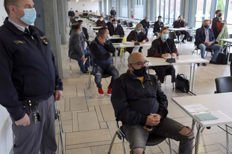 Sojenje je bilo eno prvih z več obtoženci, med katerimi je bilo treba zaradi epidemije zagotoviti primerno varnostno razdaljo, in je potekalo na Gospodarskem razstavišču. 