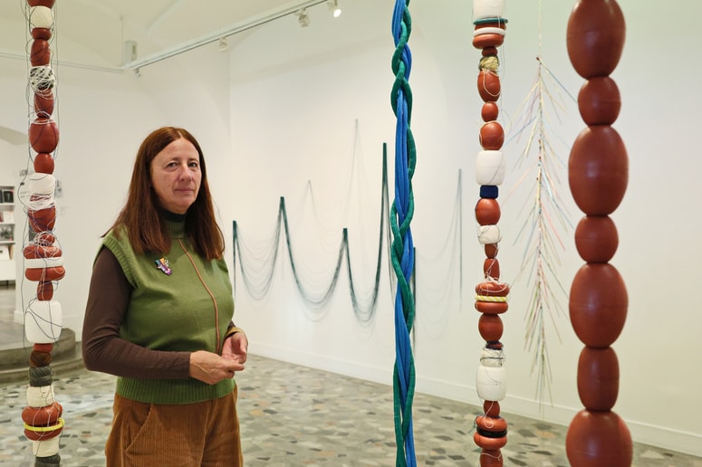 Polona Maher: "Po napotilu ribiča Igorja sem obiskala trgovino z ribiškim materialom v dolini Neretve in odprlo se je morje risarskih in kiparskih zamisli." 