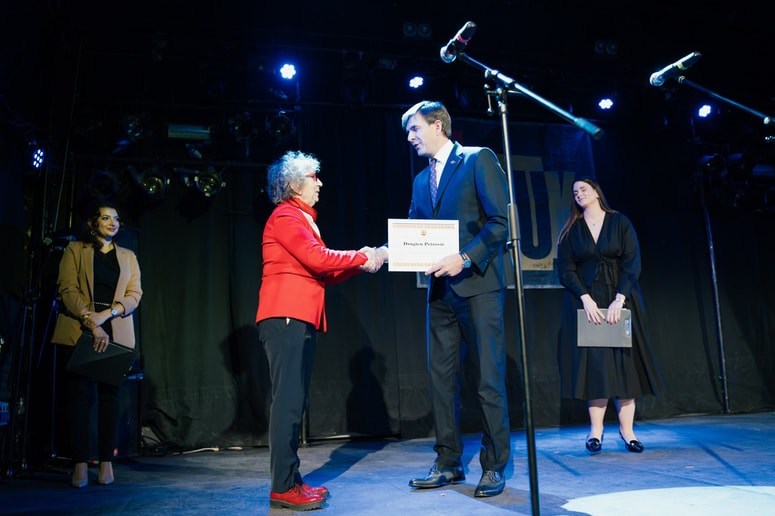 Črnogorski minister Azemović je ob tej priložnosti podelil častno plaketo dolgoletni kulturni ustvarjalki Dragici Petrovič za njen prispevek k povezovanju Črne gore in Slovenije.