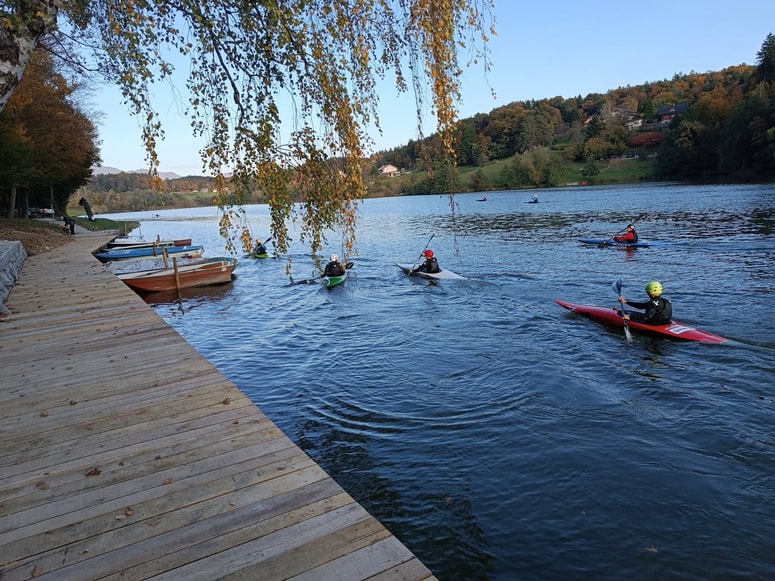 Pomol pri Ribiški koči ob Šmartinskem jezeru ima dva dela - na enem bodo čolne privezovali člani ribiške družine, na drugem bodo uživali ostali obiskovalci. 