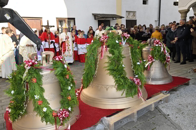 Trije zvonovi, ki odslej odzvanjajo iz cerkve sv. Štefana na Spodnji Polskavi 