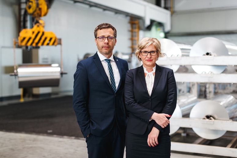 "Cilj je postati eden vodilnih evropskih proizvajalcev trajnostnega premium aluminija," v prihodnost zre Andrej Kolmanič, Irena Šela Štukl pa dodaja: "Usmeritev prihodnosti temelji na digitalni povezanosti, podatkovni analitiki in odgovornem vodenju." 
