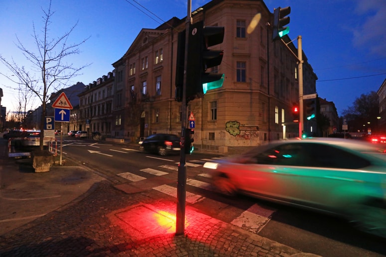 Bodo tradicionalni semaforji dobili še četrto luč?