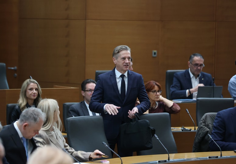 Možnost skrajšanega delovnika je treba po besedah Roberta Goloba uskladiti na Ekonomsko-socialnem svetu. 