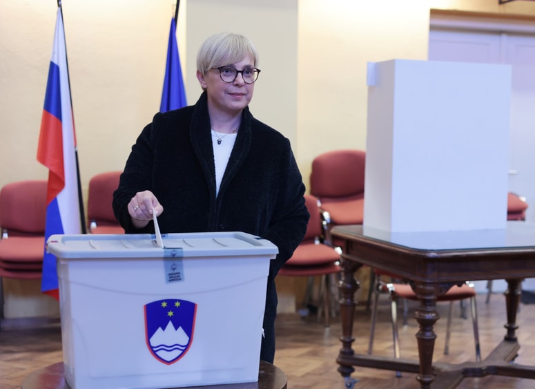 Slovenija, Radomlje 23.10.2022 23. oktober 2022 Predsedniška kandidatka Nataša Pirc Musar voli na predsedniških volitvah. predsednica, politika volišče 