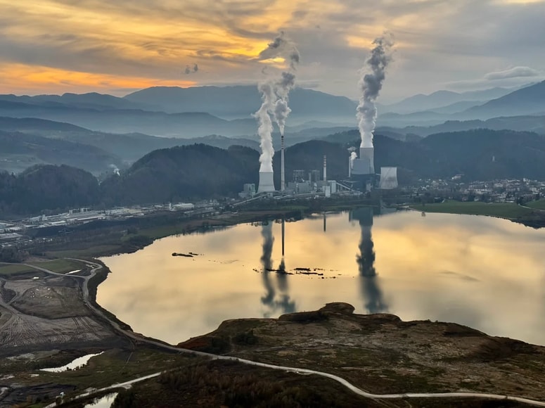 Glavna fotografija članka:(NA ZRAKU) Kolumna Matevža Lenarčiča: Metuljev učinek v družbenem in podnebnem kaosu