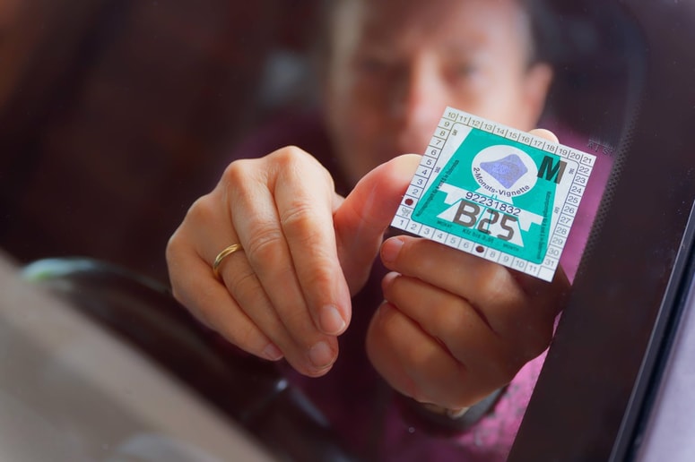 Če se voznik ne drži pravil o lepljenju vinjete na steklo avtomobila, ga prav tako čaka plačilo 200 evrov.