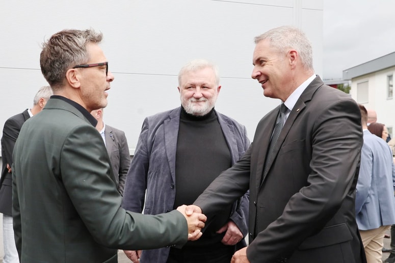 Glavnemu izvršnemu direktorju Impola Andreju Kolmaniču (levo) je čestital tudi državni sekretar Dejan Židan. V sredini župan občine Slovenska Bistrica Ivan Žagar
