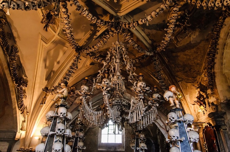 Kostnica vsebuje okoli 40.000 človeških okostij.