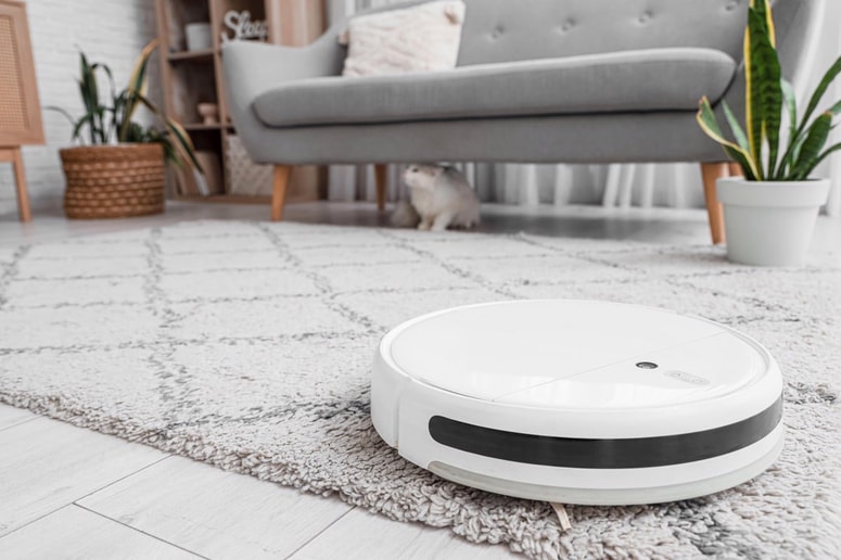 "Novejši modeli s kamerami snemajo slike ali videoposnetke, shranjujejo tlorise in vzorce čiščenja," pravi profesor Nüchter.