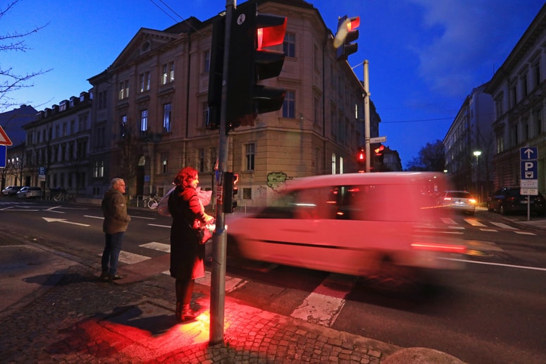 Kako preprečiti tovrstno nevarno in kaznivo početje voznikov? Ministrstvo ne bi spreminjalo ničesar ...