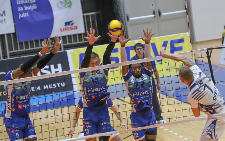 Filip Uremović, v sredini, in Bryan Camino Martinez, desno, sta dosegla odločilni točki za zmago. 