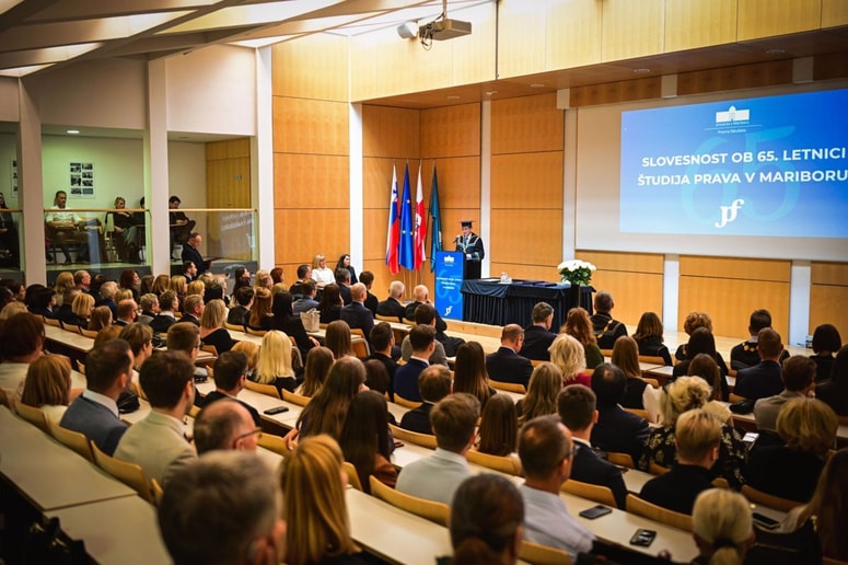 Slovesnost je potekala na rektoratu. 