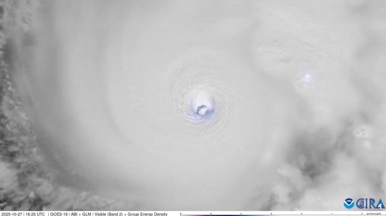 Strele v očesu orkana Melissa