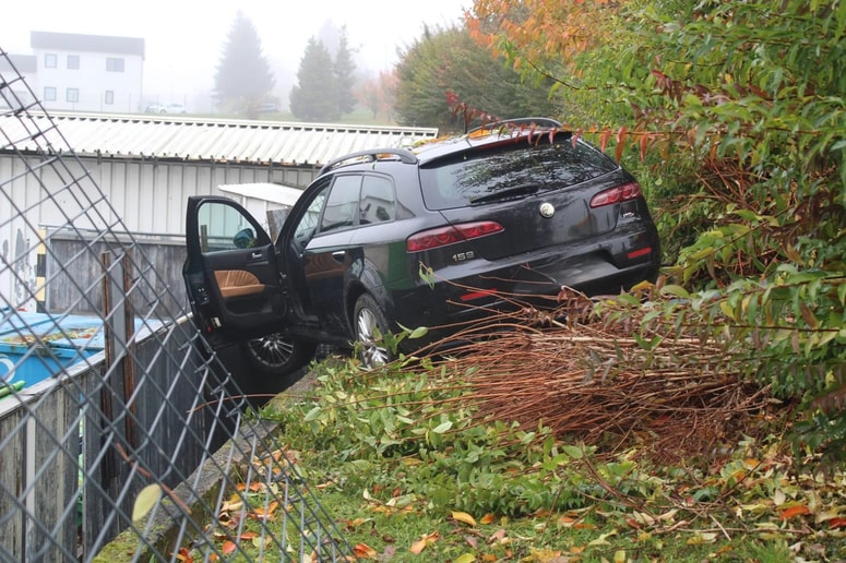 Vozilo na škarpi v Brestanici