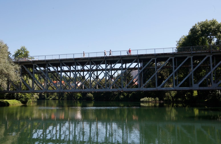 Ženska se je držala za grmovje.