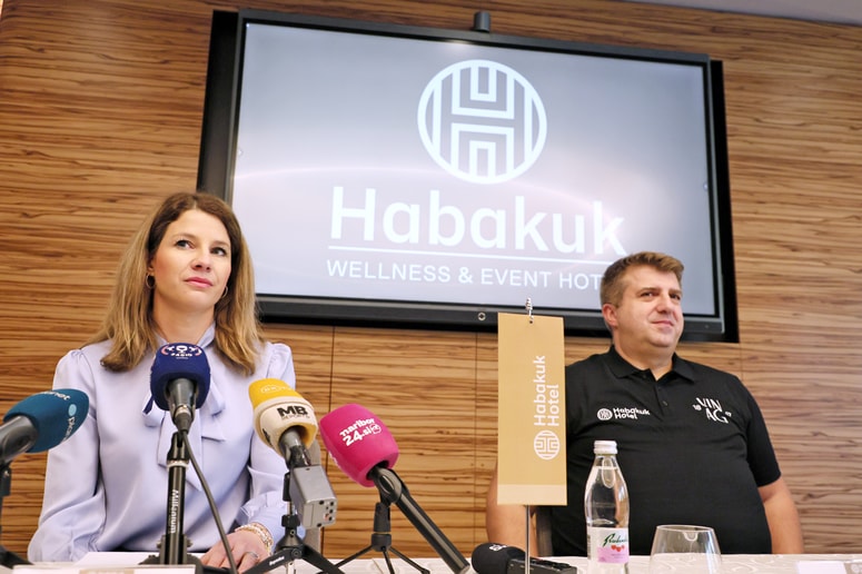 Direktorja družbe Plus minus Hotel sta Maruša Švelc, sicer direktorica Vinaga 1847, in Franc Ziherl, prvi mož Metalke Commerce.