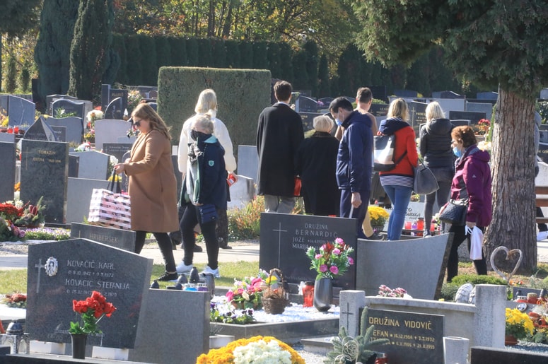 Mariborska občina obiskovalce pokopališč nagovarja, da v čim večji meri za obisk pokopališča koristijo javni prevoz, ki zagotavlja najbolj optimalen dostop do pokopališč