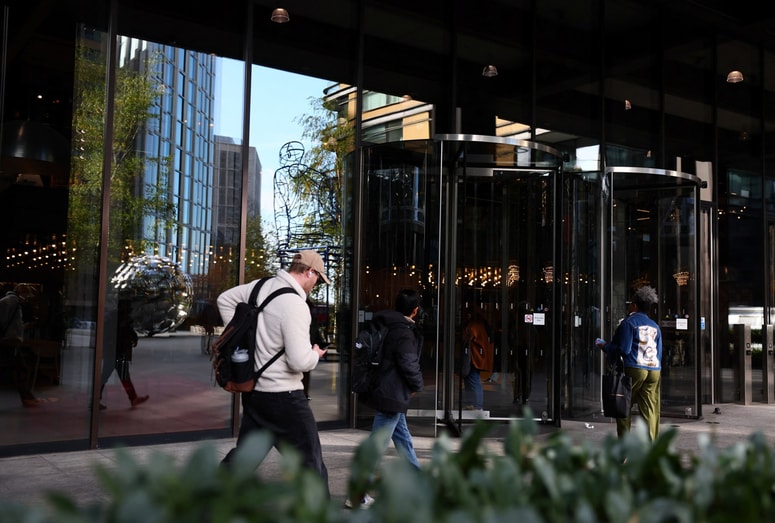 Vodstvo podjetja poudarja, da gre za del strategije pospeševanja investiranja v umetno inteligenco (UI) in avtomatizacijo ter poenostavljanja organizacijske strukture.