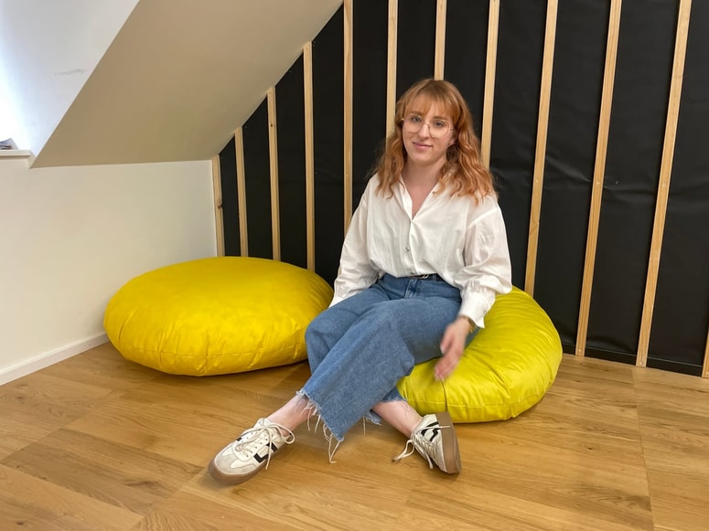 Eva Poplatnik: "O povezavi družbenih omrežij z duševnimi stiskami mladih sem pisala tudi diplomsko nalogo. Več kot 80 odstotkov mladih je povedalo, da anksioznost pozna oziroma da poznajo vsaj enega, ki se s tem spopada."

 