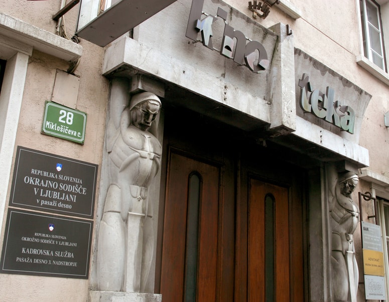 Za kaznivo dejanje zalezovanja je zagrožena denarna kazen ali do dve leti zapora. 