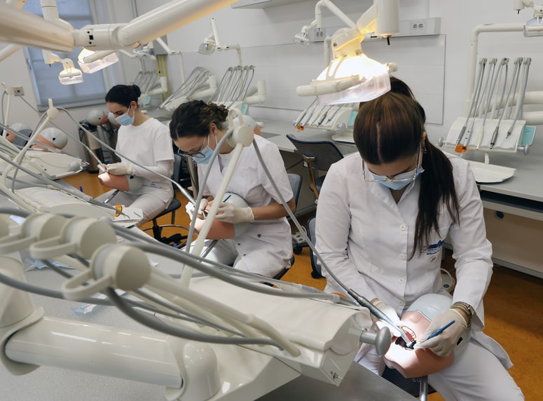 Z ustanovitvijo Medicinske fakultete je UKC Maribor postal v celoti klinična bolnišnica in učna baza za študente medicinske fakultete, fakultete za zdravstvene vede ter srednje zdravstvene in kozmetične šole.