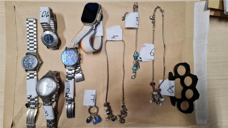 Zasežen nakit, ure in hladno orožje.