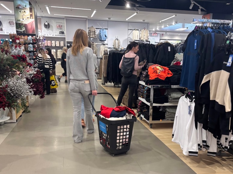 Medtem ko so ženske polnile nakupovalne košare, so njihovi možje potrpežljivo čakali pred vrati trgovin.