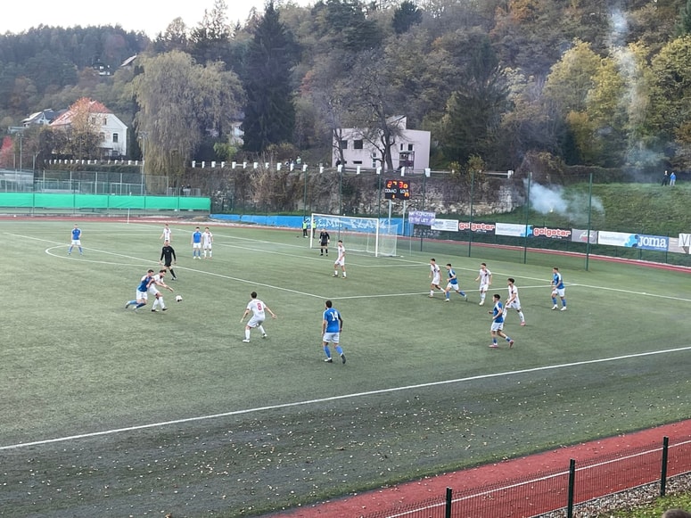 Fužinar (v belih dresih) je minuli petek izgubil koroški tretjeligaški derbi s Korotanom, a ima razlog za pokalno veselje.