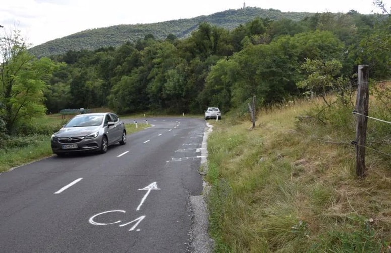 Voznik je z avtom usodno presekal pot kolesarju. 