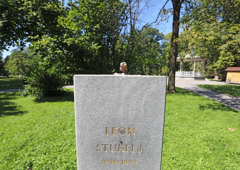 Dobri dve leti po odtujitvi originalnega bodo na podstavek namestili repliko doprsnega portreta Leona Štuklja. 