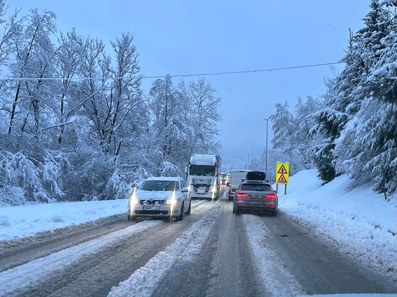 Čeprav so takšni prizori zadnja leta pri nas vse bolj redki, so zimske pnevmatike koristne že pri nizkih temperaturah.

