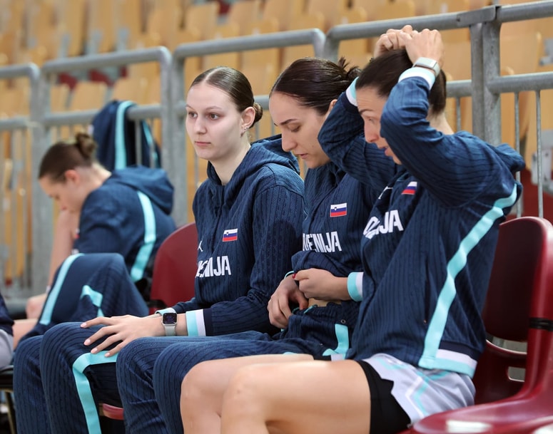 Glavna fotografija članka:Slovenke nad Latvijo tako z aktualno kot z bodočo WNBA-jevko
