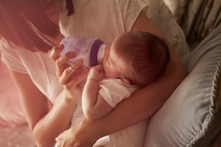 Staršem, ki uporabljajo mlečne formule za dojenčke, svetujejo, da preverijo, ali so na seznamu odpoklicanih izdelkov.