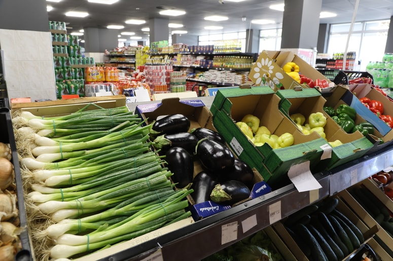 Glavna fotografija članka:Prodaja na kos povzroča slabo voljo: Je res vsaka solata enako težka ali si prodajalci povečujejo dobiček?
