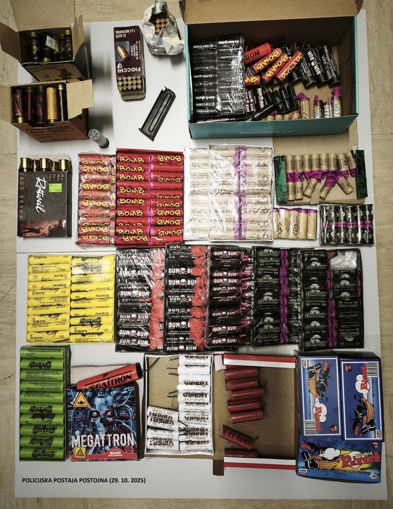 Zasegli so mu 105 nabojev kalibra 7,65 mm, nabojnik za pištolo enakega kalibra, 58 šibernih nabojev ter več kosov pirotehničnih izdelkov, ki so v Sloveniji prepovedani. 