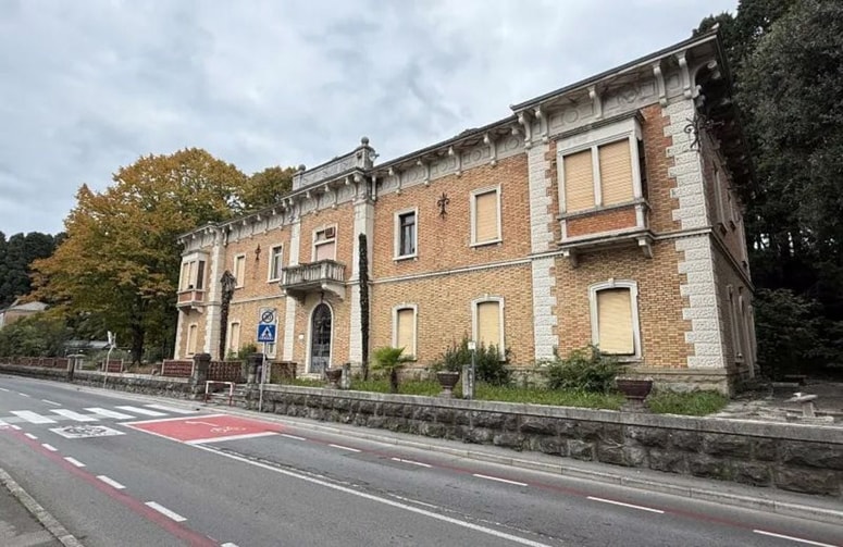 Glavna fotografija članka:Vila v Portorožu prodana na dražbi. Kdo je kupec, ki je zanjo odštel skoraj 2 milijona evrov?