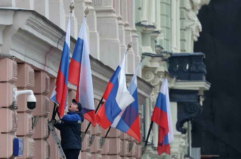 Zaradi več kot osemodstotne inflacije si številni Rusi komajda privoščijo osnovne potrebščine, kot so hrana, gorivo, komunalne storitve in zdravila. 