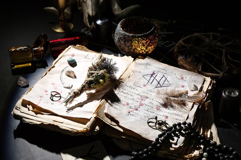 Čeprav je Cerkev skušala satanizem izkoreniniti, zanimanje zanj nikoli ni povsem izginilo.