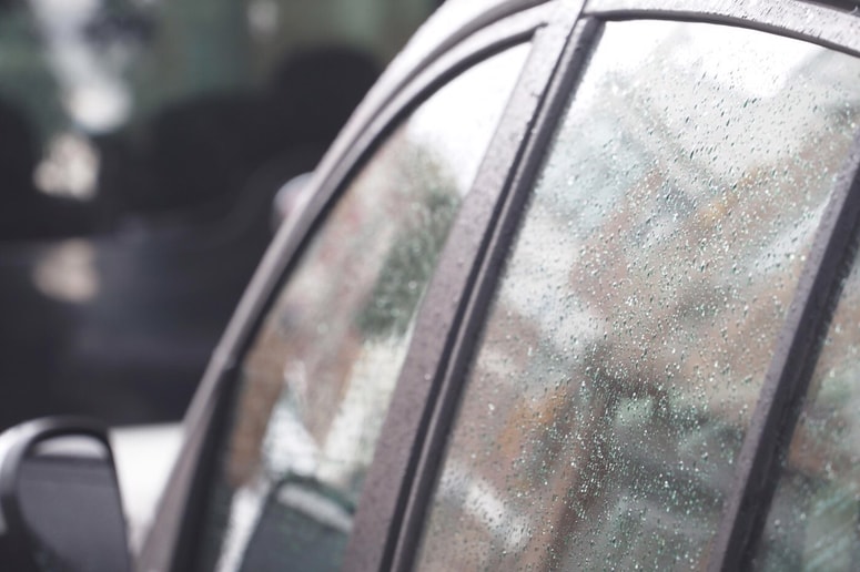 Če že morate obrisati steklo, uporabite čisto, mehko krpo iz mikrovlaken, ki ne pušča dlačic.