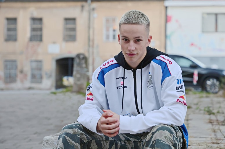 Januarja letos je imel na Instagramu dva tisoč sledilcev, zdaj jih ima že 129 tisoč. "Nisem pa sedaj nič drugačna oseba, ne obnašam se drugače. Nimam rad ljudi, ki se zaradi svojih sledilcev povzdigujejo," pravi Ian Hotko. 