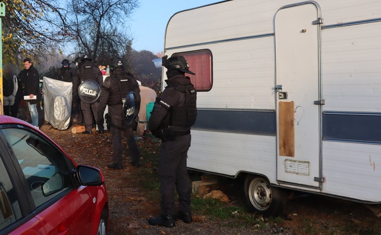 Hišne preiskave v romskem naselju Žabjak