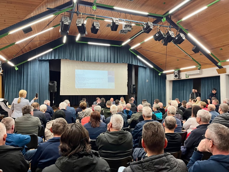 Precej se jih je zbralo včeraj v veliki dvorani gasilskega doma v Škalah.