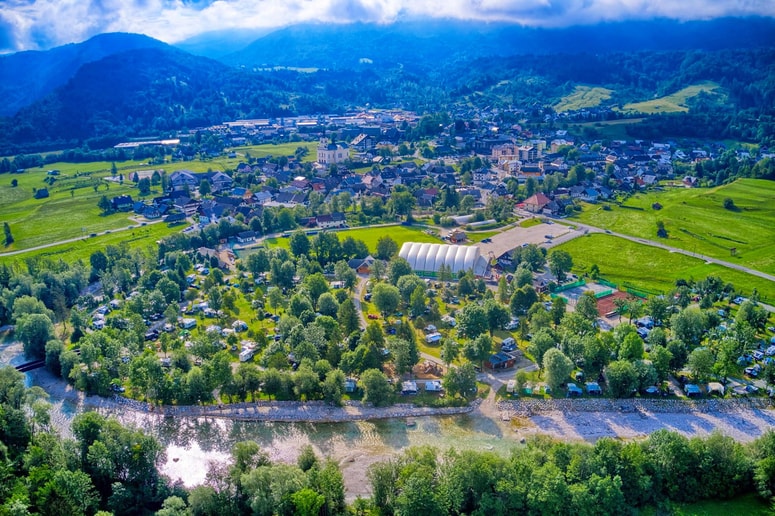 Dobro poslovanje je bilo po navedbah združenja zlasti opazno v predsezoni in posezoni, izjemo pa predstavlja dolina Soče. Na posnetku Kamp Danica Bohinj