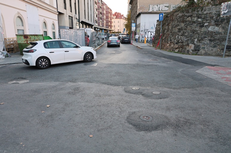 Vegasto cestišče kolesarjem v Slovenski ulici povzroča kar nekaj težav. 