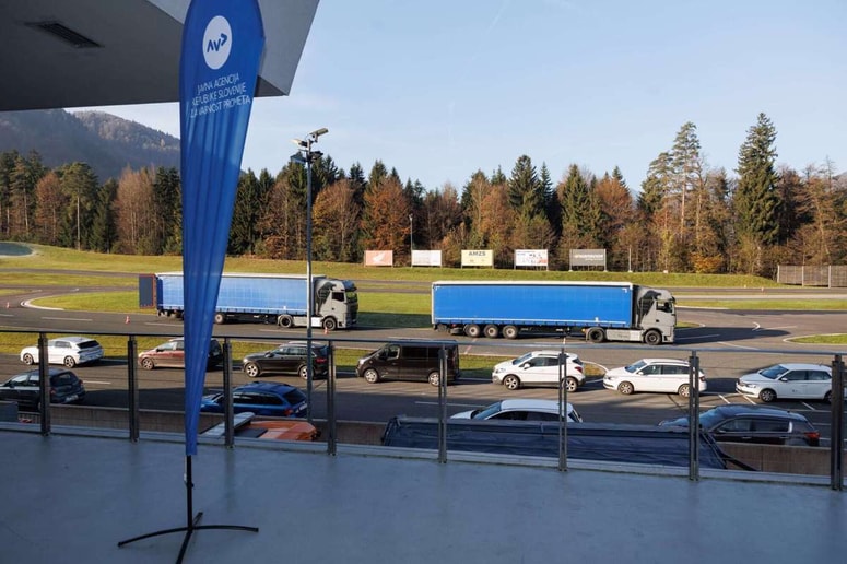 Glavni poudarek bo na varni udeležbi v prometu - od razumevanja sodobnih varnostno-asistenčnih sistemov, pravilnega vzdrževanja vozil, do pomena zbranosti in pozornosti voznika.