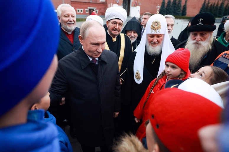 Vladimir Putin se je pred dvema dnevoma na Rdečem trgu v Moskvi z otroci srečal ob dnevu enotnosti.