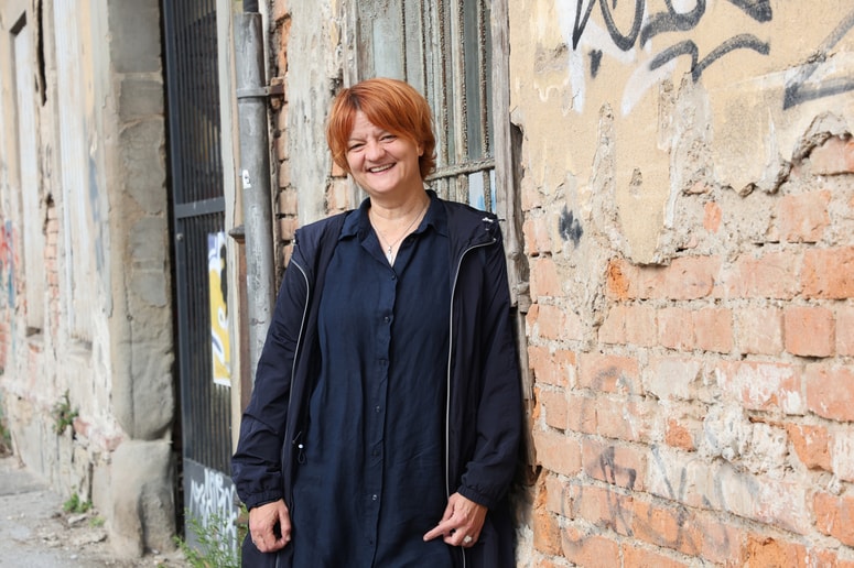 Nina Babič: "Nisem robot, ne morem pa se infiltrirati v zgodbe, ker to nikomur ne pomaga. Večina ljudi, potrebnih pomoči, potrebuje nevtralnega, empatičnega, a dovolj vpletenega sogovornika, ki takrat, ko je hudo, ostane opora, ne pa da ga to preplavi in odnese skupaj s tistimi, ki so v težavah."