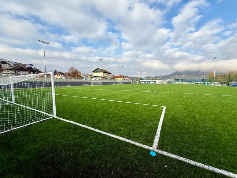 Nogometno igrišče z umetno trava predstavlja pomembno pridobitev za Slovenj Gradec in tamkajšnje športnike.