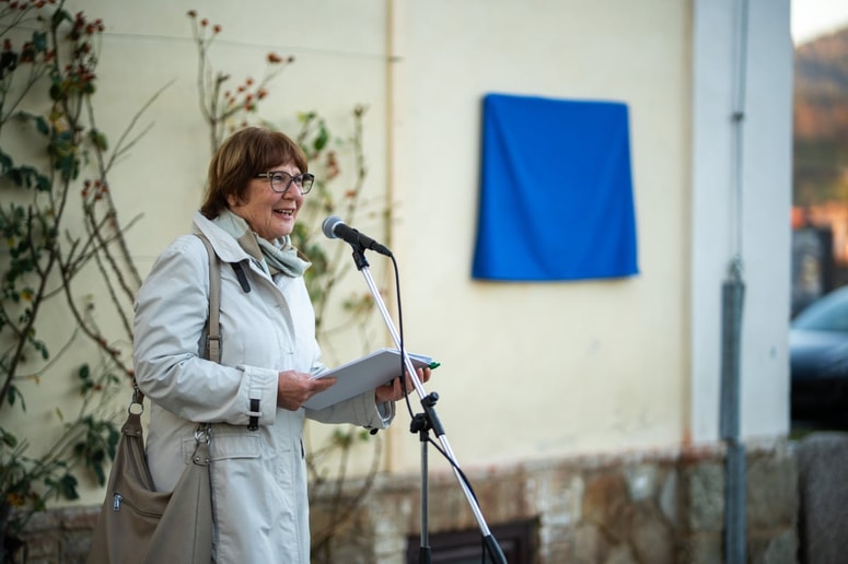 Pobudo za obeležje je podala Karla Zajc Berzelak, ki se z življenjem in delom Gusti Stridsberg ukvarja že več let in je o njej pogosto pisala v Odsevanjih.